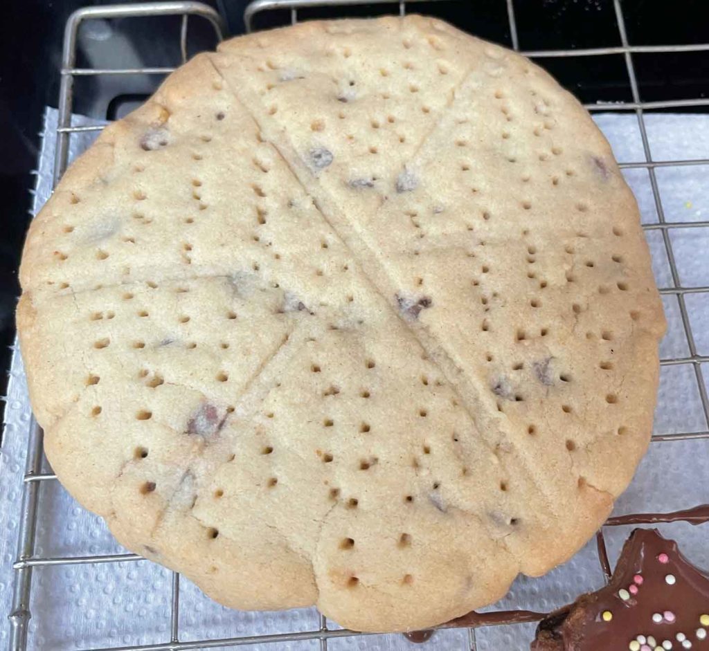 chocolate-chip-shortbread-wheel